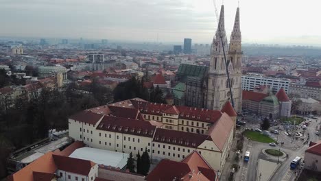 Luftaufnahme-Der-Stadt-Zagreb-In-Kroatien-Mit-Blick-Auf-Das-Stadtzentrum-Und-Die-Kathedrale