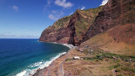 Luftaufnahme-Des-Dorfes-An-Der-Felsigen-Vulkanischen-Klippenküste-In-Achadas-Da-Cruz,-Madeira