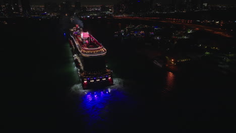 Luftaufnahme-Des-Kreuzfahrtschiffes,-Das-Mitten-In-Der-Nacht-Im-Hafen-Von-Miami-Ankommt-Und-Sich-Auf-Das-Andocken-Vorbereitet