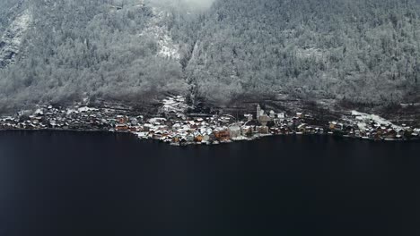 Imágenes-Filmadas-Con-Un-Dron-Sobre-Un-Lago-En-Un-Pueblo-Llamado-Hallstatt-En-Austria-En-Europa