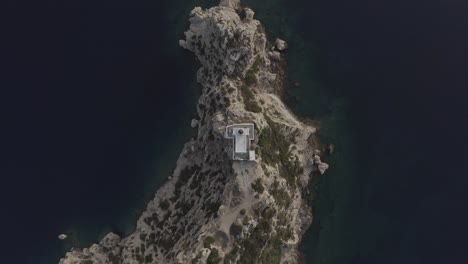 Ein-Leuchtturm-Aus-Der-Vogelperspektive,-Irgendwo-In-Griechenland