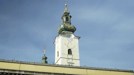 Schöner-Alter-Uhrturm-Vom-Schönen-Kroatischen-Gebäude-Am-Dolac-markt
