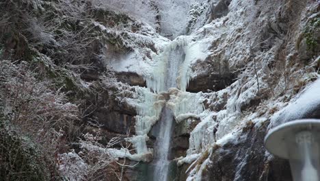 Clip-Eines-Gefrorenen-Wasserfalls,-Gefilmt-In-Europa-In-österreich-Aus-Einer-Stadt-Namens-Hallstatt
