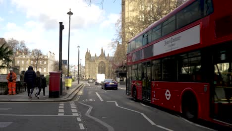 13-January-2023---87-Bus-Going-Past-Along-Millbank-Towards-Westminster