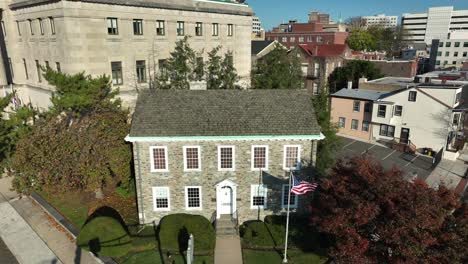 Historisches-Steinhaus-Und-Museum-Mit-Usa-amerikanischer-Flagge-In-Der-Nähe-Von-Staatlichen-Gebäuden-In-Der-Innenstadt-Von-Trenton,-New-Jersey