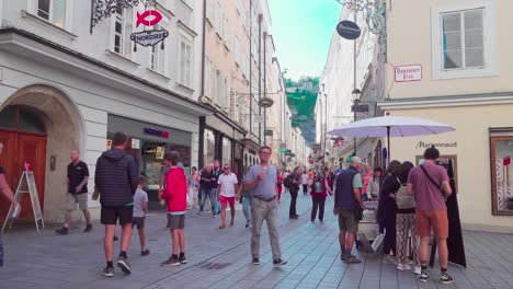 Fußgängerzone-Und-Einkaufsstraße-Im-Herzen-Von-Salzburg,-Österreich,-Eine-Berühmte-Touristenattraktion