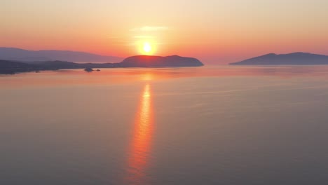 Eine-Luftaufnahme-Eines-Sonnenaufgangs-Am-Horizont-über-Der-Ägäis-Mit-Einigen-Inseln-Im-Hintergrund
