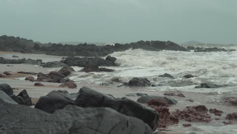 Meereswellen,-Die-An-Der-Küste-Gegen-Die-Felsen-Schlagen