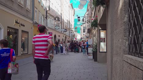 Turistas-Y-Compradores-Disfrutando-De-Su-Día-Caminando-Por-Getreidegasse-En-Salzburgo