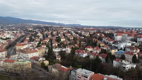Vista-Aérea-De-La-Ciudad-De-Zagreb,-En-Croacia,-Con-Los-Suburbios-Al-Fondo