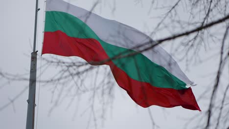 Bandera-Nacional-Búlgara-Ondeando-En-El-Cielo