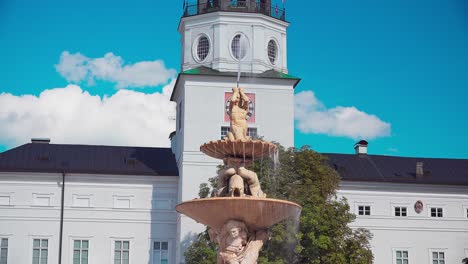 Mittlere-Aufnahme-Des-Brunnens-Auf-Dem-Residenzplatz-In-Salzburg,-österreich