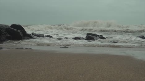 Slow-motion-of-dramatic-Waves-crashing-ashore