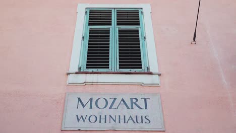 Dies-Ist-Die-Tafel-An-Mozarts-Haus-Am-Makartplatz-Im-Stadtzentrum