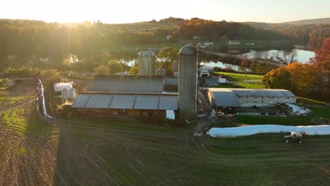 Amerikanische-Farm-Neben-Ländlichem-See-Bei-Sonnenuntergang-Im-Herbst