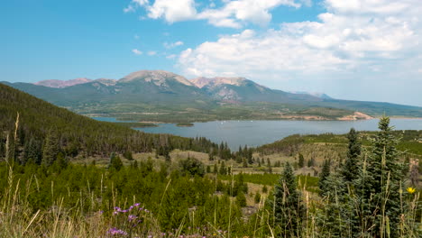 Zeitraffer-Heller-Wolkenfetzen,-Die-An-Einem-Warmen-Sommertag-In-Colorado-über-Den-Lake-Dillon-Ziehen