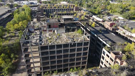 Verlassener-Mehrstöckiger-Gebäudekomplex-In-Detroit,-Luftdrohnenansicht