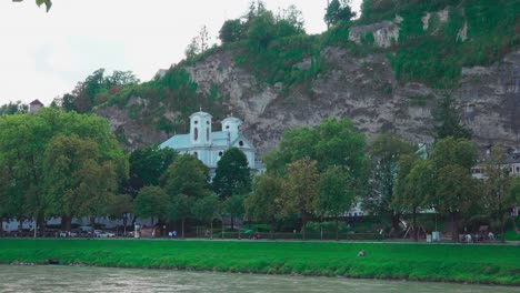 Vista-Desde-Elisabethkai,orilla-Del-Río-Salzach,-Hacia-La-Iglesia-De-Markus-En-Salzburgo
