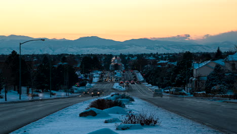 Zeitraffer-Des-Verkehrs-In-Aurora,-Colorado-Während-Des-Wintersonnenuntergangs