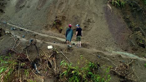 Zwei-Männer-Zeigen-Und-Gestikulieren-Auf-Einen-Erdrutsch-In-Den-Philippinischen-Bergen