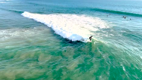 Surfistas-Tratando-De-Atrapar-Una-Ola-En-La-Playa-De-Huntington
