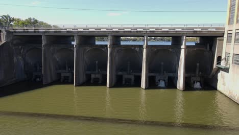 Staudamm-Zur-Stromerzeugung-In-Der-Nähe-Der-Stadt-Ypsilanti,-Michigan,-Luftbild