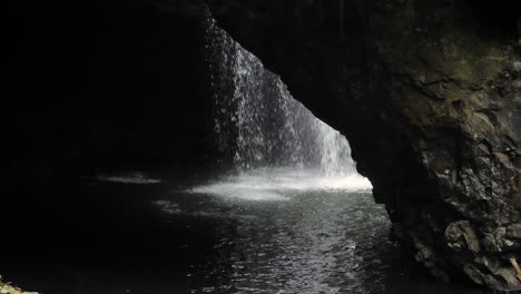 Blick-Auf-Den-Wasserfall-In-Natural-Bridge,-Springbrook-National-Park,-Gold-Coast-Hinterland,-Australien