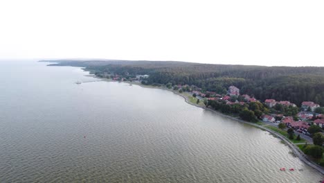 Luftvorbeiflug-über-Die-Küste-Des-Nationalparks-Kurische-Nehrung-Und-Juodkrante-In-Litauen