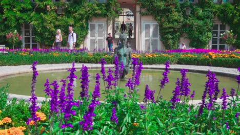 Ein-Wasserbrunnen-Im-Mirabellgarten,-Umgeben-Von-Blumen