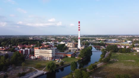 Toma-Aérea-En-órbita-De-Una-Central-Térmica-Soviética-Y-Su-Torre-En-Klaipeda,-Lituania