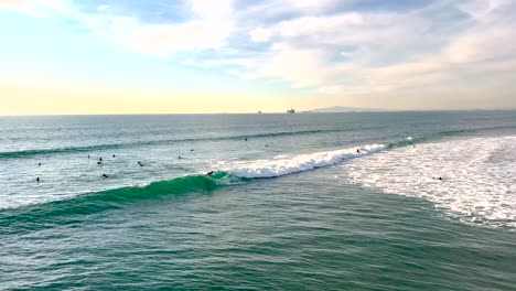 Dos-Surfistas-Cogiendo-Una-Ola-En-La-Playa-De-Hungtington