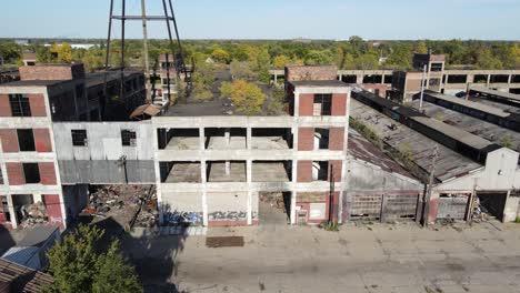 Derelict-factory-building-complex-in-Detroit,-aerial-drone-view