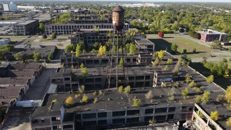Altes-Packard-Werk-Mit-Rostigem-Wasserturm-In-Detroit,-Michigan
