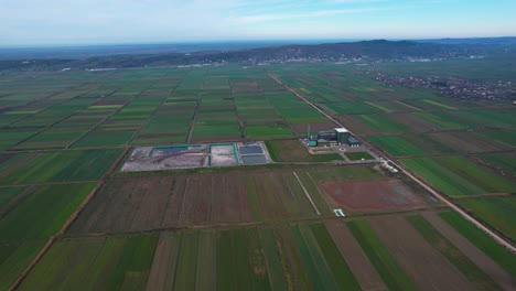 Müllverbrennungsanlage-Mitten-Auf-Landwirtschaftlichen-Flächen,-Umweltverschmutzung-In-Albanien