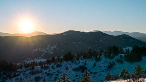 Zeitraffer-Des-Schneebedeckten-Mount-Falcon,-Während-Die-Sonne-In-Colorado-Untergeht