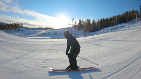 Ski-Tricker-Haciendo-Cork-540-Con-Agarre-De-Seguridad-En-Un-Gran-Salto