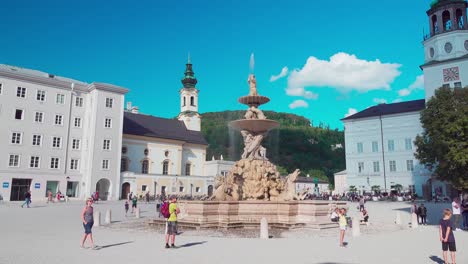 Residenzbrunnen,-Ein-Wunderschöner-Brunnen-Im-Herzen-Von-Salzburg,-österreich
