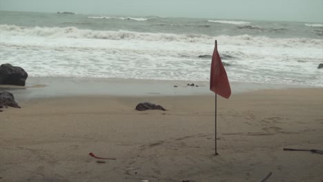 Red-flag-in-the-beach