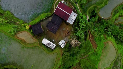 Oben-Drohne-Von-Hütten-Und-Häusern-Auf-Einer-Reisfarm-In-Den-Philippinischen-Bergen