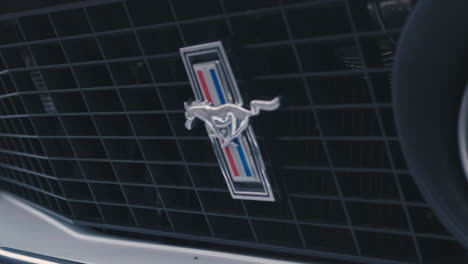 Ford-Mustang-Mach-1-Frente,-Primer-Plano,-Logotipo-Y-Faro