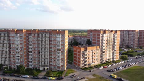 Toma-Aérea-Ascendente-De-Un-Distrito-Residencial-Mogiliovas-En-Klaipeda,-Lituania