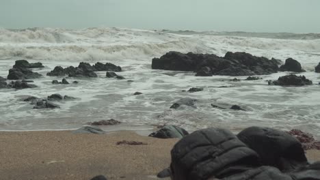 Wellen,-Die-Wunderschön-Zusammenbrechen-Und-Felsen-Bedecken,-Wenn-Sie-Die-Küste-Erreichen