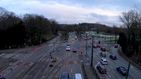 Time-lapse-view-of-traffic-and-public-transport-crossing-busy-intersection-in-Brussels,-Belgium