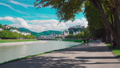 View-from-Franz-Josef-Kai,-Salzach-river-bank,-towards-the-old-town-of-Salzburg-and-Fortress-Hohensalzburg