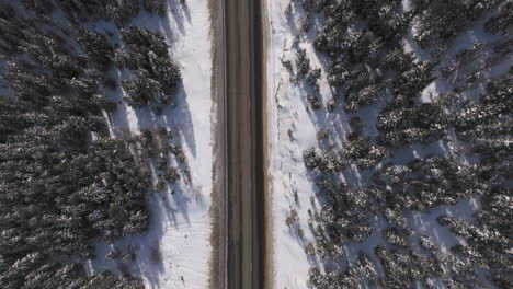 Toma-Aérea-De-Arriba-Hacia-Abajo-De-Autos-Conduciendo-Por-Una-Carretera-En-Las-Montañas-Rocosas-De-Colorado