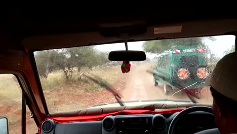 Innenansicht-Des-4x4-Safariautos,-Das-Während-Der-Regenzeit-In-Der-Afrikanischen-Savanne-Fährt