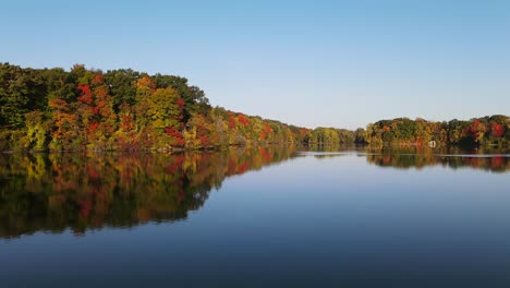 Drohne-über-Dem-See-In-Den-Herbstfarben-Von-Michigan