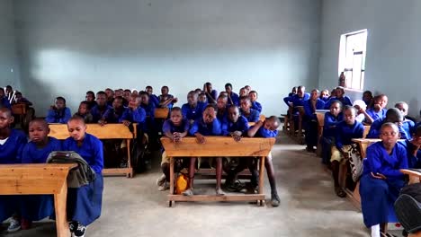 Schwenk-Nach-Rechts-Zeigt-Afrikanische-Kinder-In-Einem-Klassenzimmer-Der-Grundschule,-Die-Dem-Lehrer-Zuhören