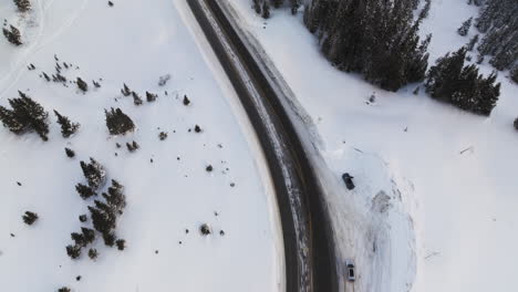 Luftaufnahme-Von-Oben-Nach-Unten-Von-Autos,-Die-Eine-Straße-In-Den-Colorado-Rockies-Hinunterfahren