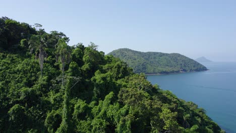 Fliegen-über-Berge-Und-Dschungel-Und-Enthüllen-Eine-Große-Insel-An-Der-Grünen-Küste,-Costa-Verde-Im-Sonnigen-Brasilien---Luftbild
